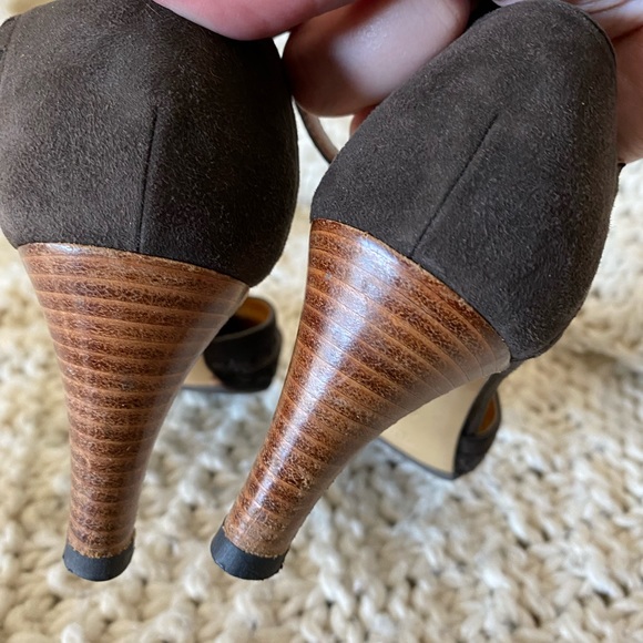 Gorgeous Gucci Heels - Picture 4 of 14
